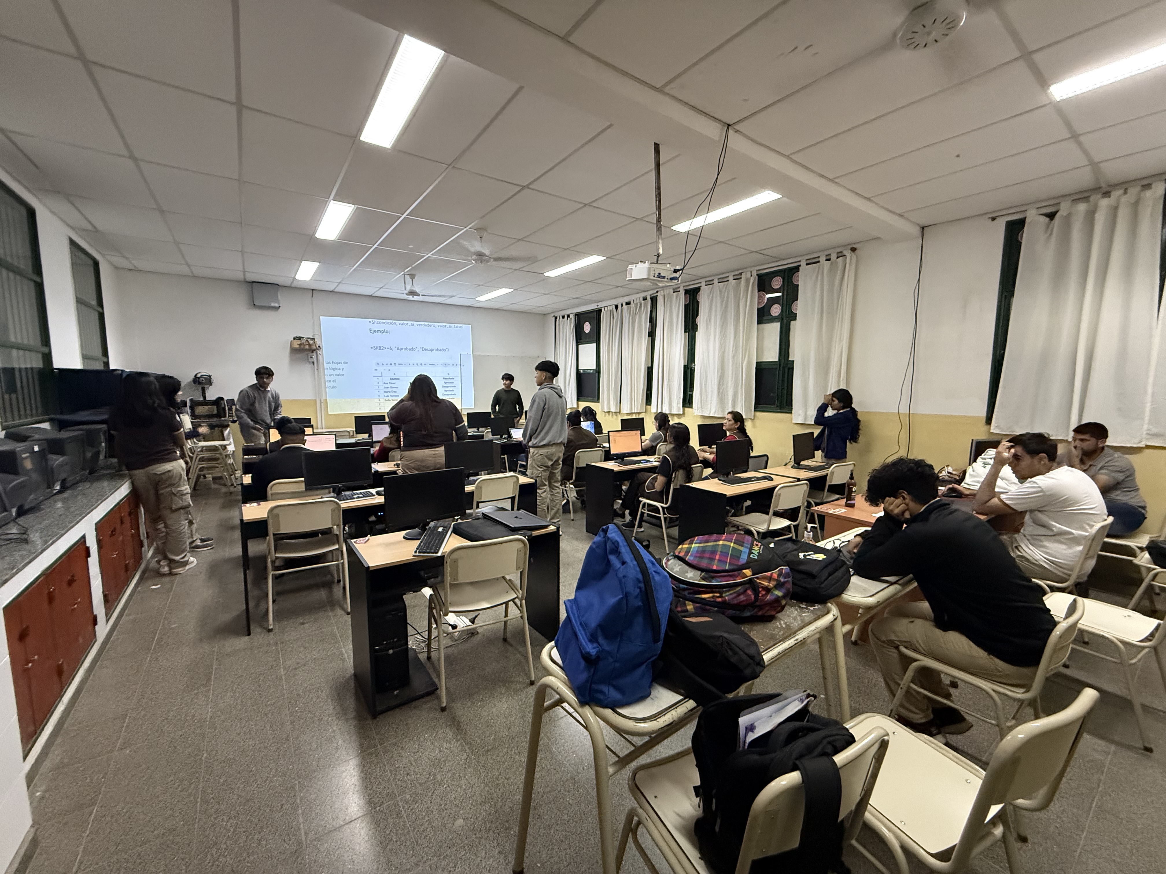 Estudiantes trabajando en equipo